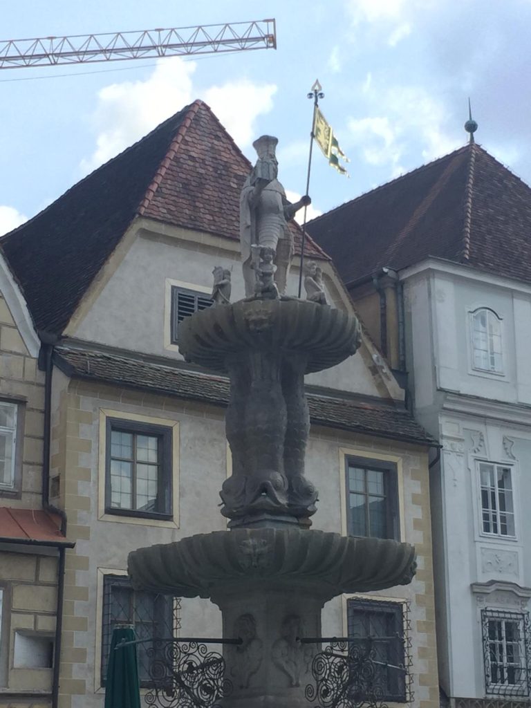 Brunnen Landespatron Leopold früher gotisch/neugotisch/Rokoko Stil in der Altstadt (reiche Stadt)