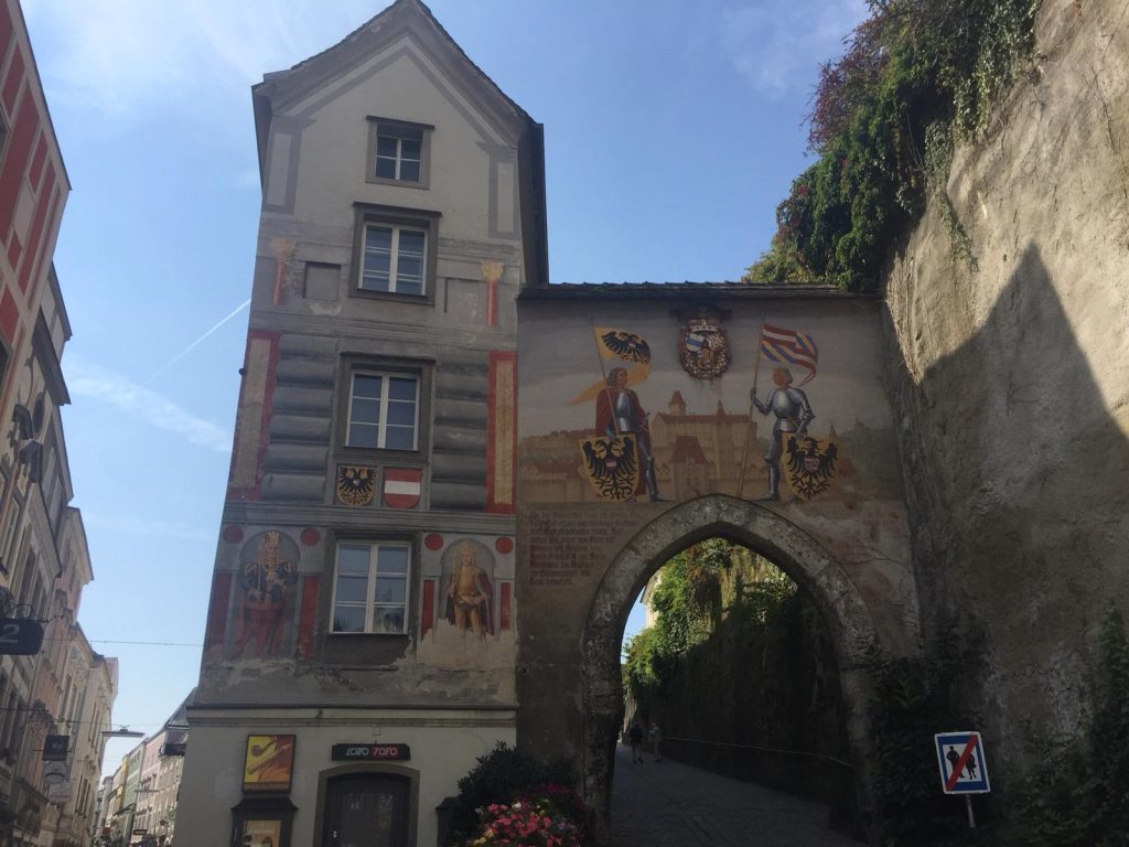 Tor des Schloss Lamberg: Am Tor werden die 2 Gründer dargestellt. Geschichten über den König, der Schläfer genannt wurde, weil er nie bei einem Krieg mitgemacht hat.