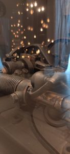 Eine Dampfmaschine. Sie diente damals als Ausstellungsstück und fand erst nach Ende der Ausstellung einen Arbeitsort.